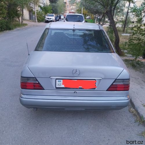 Mercedes-Benz E 220: 2.2 l. | 1994 il