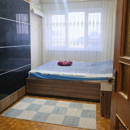 Həsən Əliyev küç-də 3 otaqli mənzil satilir.