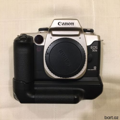 Фотокамера EOS 50е в рабочем состоянии. 