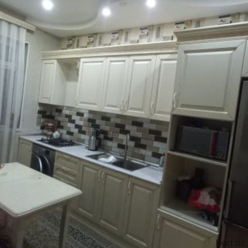 Binəqədi qəs-də 4 otaqli həyət evi satilir.