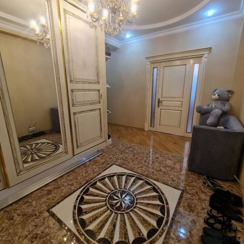 7-ci mikrorayon, 3 otaqlı mənzil satilir.