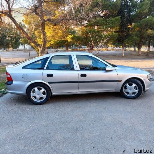 Opel Vectra: 1.8 l | 1998 il