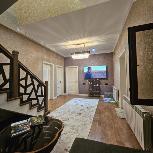 Saray qəs-də 5 otaqli həyət evi satilir.