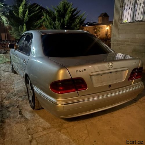 Mercedes-Benz E 270: 2.7 l | 2001 il 