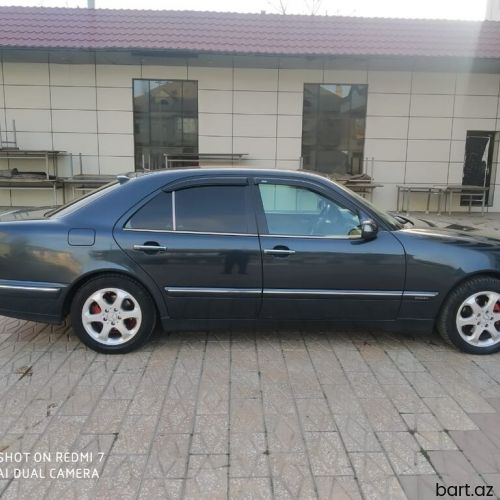 Mercedes-Benz E 220: 2.2 l | 2001 il Sedan
