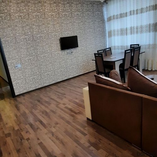 Badamdar qəs-də 2 otaqli mənzil satilir.