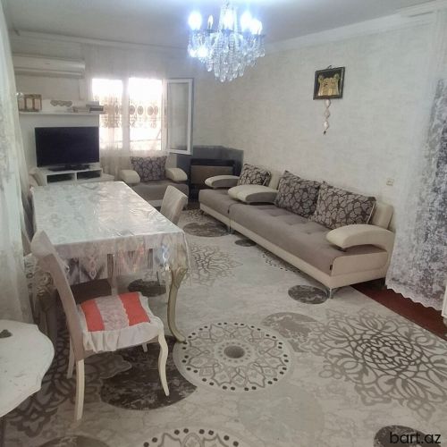 Qaraçuxur qəs. 3 otaqlı həyət evi satilir.