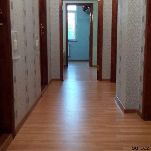  9-cu mikrorayonda 3 otaqli mənzil satilir.