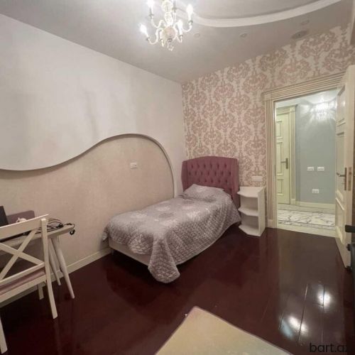 Zooparkı ilə üzbəüz 4 otaqli mənzil satilir.