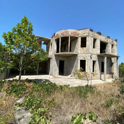 Novxanida 26 sot torpaqda 2 yaritikili ev satilir.