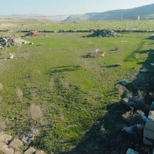 Qobu qəs-də 6 sot torpaq sahəsi satilir.