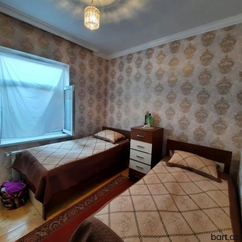Binəqədi qəs. 3 otaqlı həyət evi satilir.