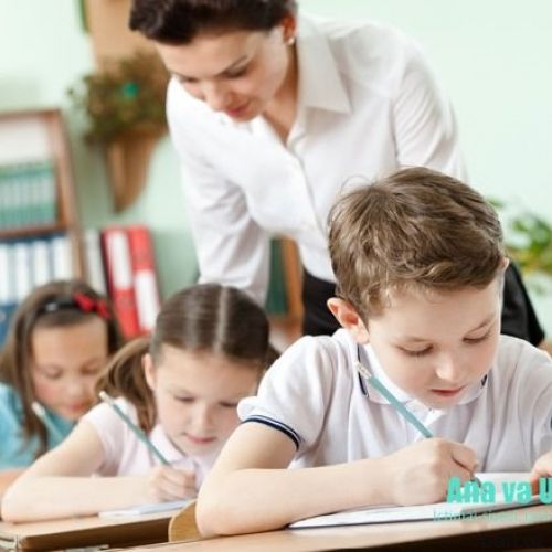 Bağçada Müəllim və köməkçi