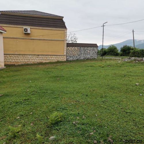 Qax ş-də Qaşqaçay k- də 3 sot torpaq satilir. 