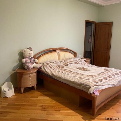 Novxanıda  8 otaqli villa satilir.