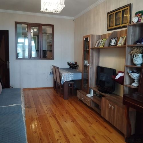 Bakıxanov qəs., 3 otaqlı mənzil satilir.