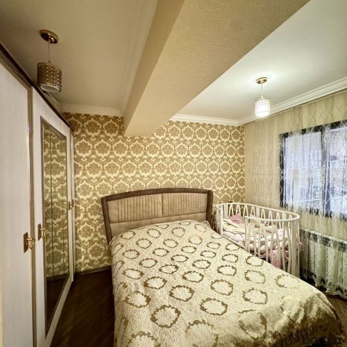 8-ci mikrorayonda 2 otaqlı mənzil satilir.