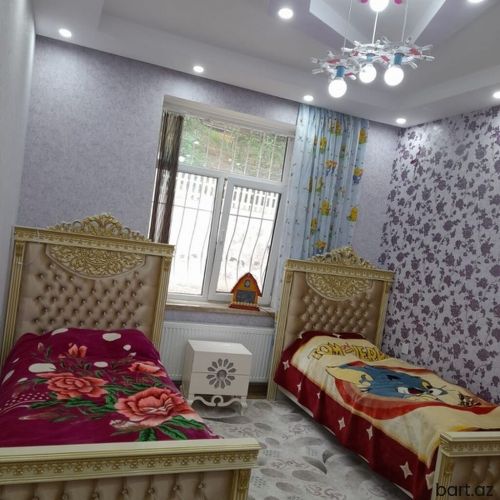 Qubada 8 otaqli həyət evi satilir.