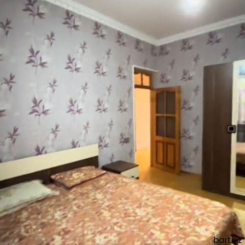 Binəqədi qəs. 3 otaqlı həyət evi satilir.