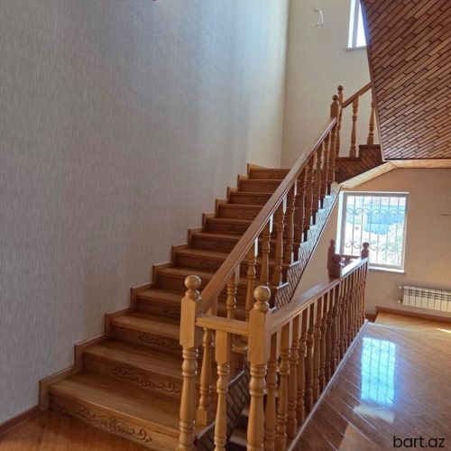 Saray qəs-də 7 otaqli həyət evi satilir.