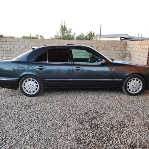 Mercedes-Benz E 240: 2.4 l. | 2000 il