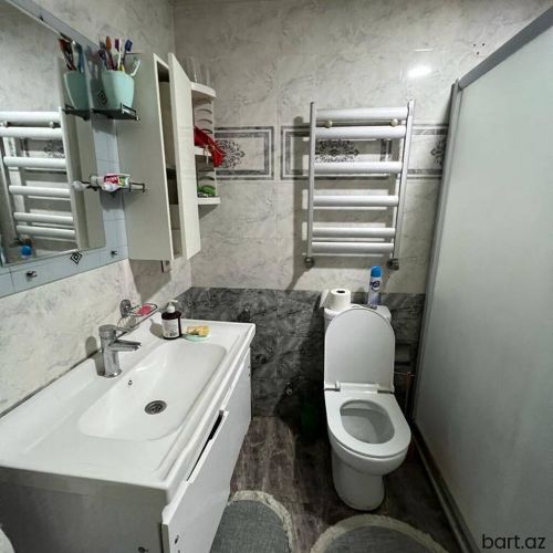 Yasamalda 3 otaqli mənzil satilir.