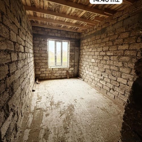 Qala qəs-də 4 otaqli təmirsiz ev satilir.