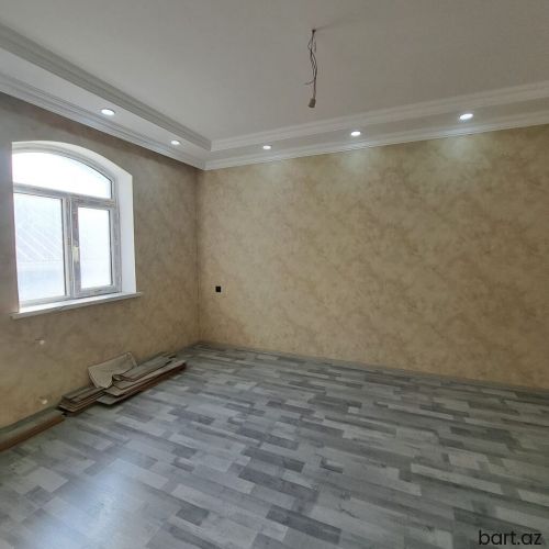 Binəqədi qəs. 6 otaqlı həyət evi satilir.