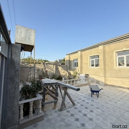 Binəqədi qəs.4 otaqlı həyət evi satilir.