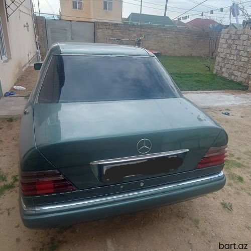 Mercedes-Benz E 300: 3 l. | 1995 il 