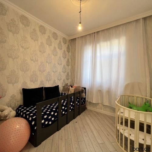 Binəqədi qəs. 4 otaqlı həyət evi satilir.