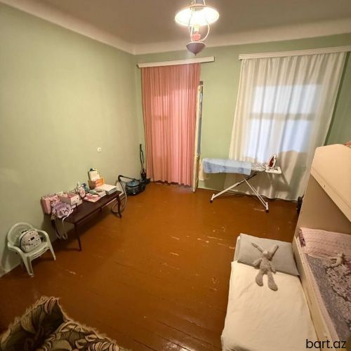 Bayilda 4 otaqli həyət evi satilir.