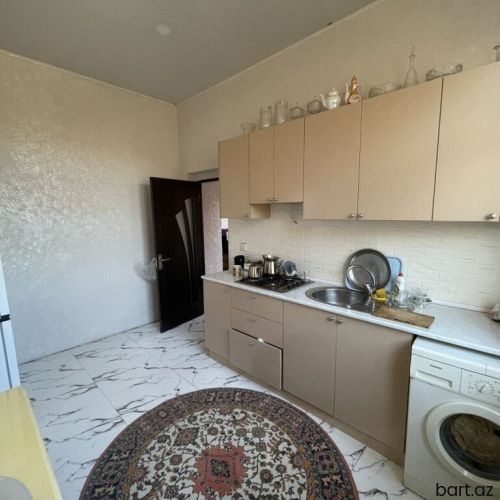 Mərdəkanda 6 otaqli həyət evi satilir.