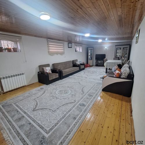 Saray qəs-də 6 otaqli həyət evi satilir.