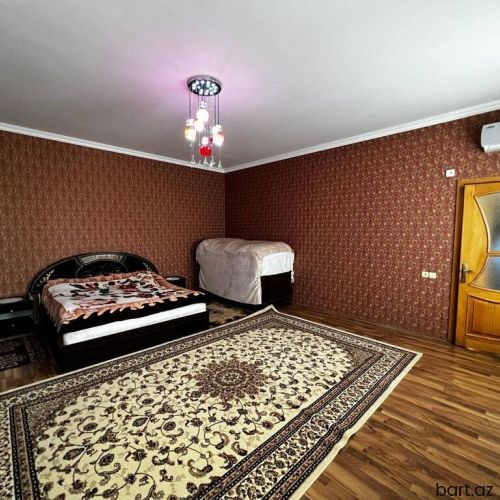 Badamdar qəs. 5 otaqlı həyət evi satilir.