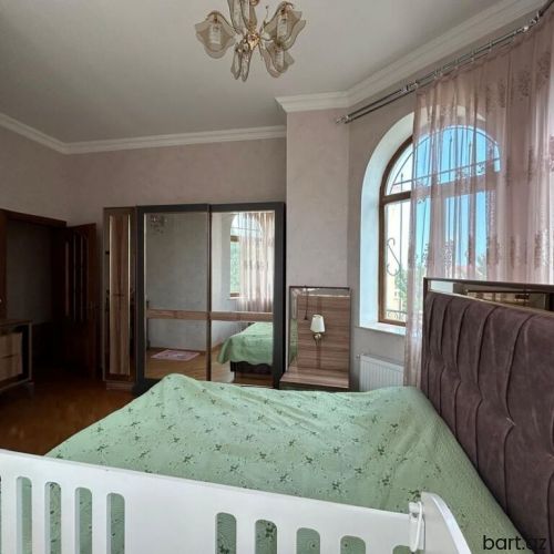 Mehdiabadda 8 otaq otaqli həyət evi satilir.