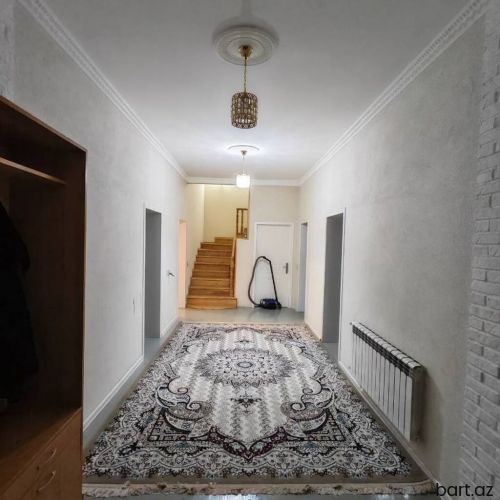 Lökbatan qəs. 8 otaq həyət evi satilir.