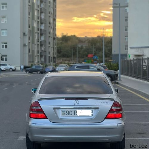 Mercedes-Benz E 240: 2.6 l | 2003 il 