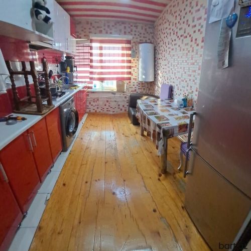 Xalqlar dostluğunda 3 otaq mənzil  satilir.