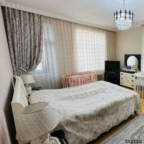 Binəqədi qəs. 4 otaqlı həyət evi satilir.