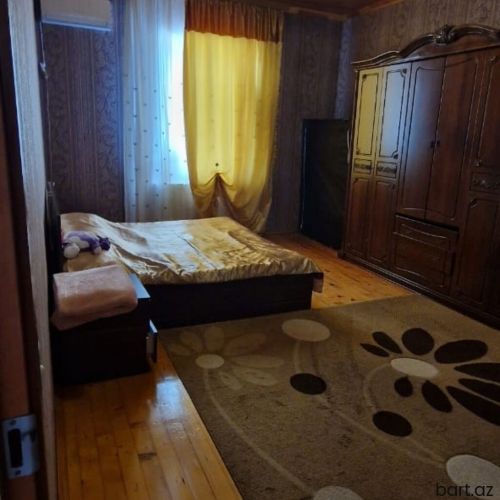 Sabuncu rayonunda 10 otaqli həyət evi satilir.
