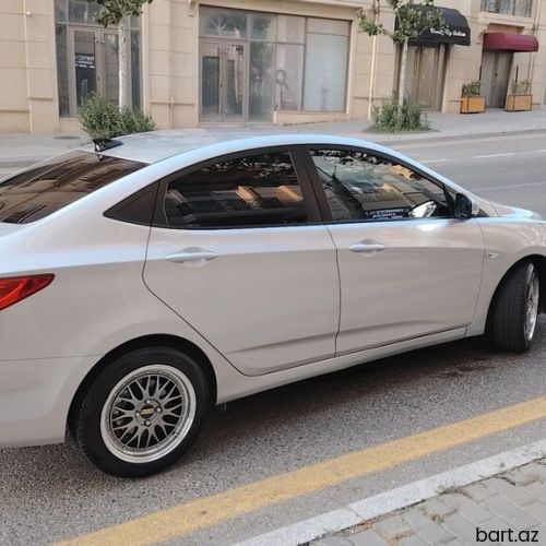 Hyundai Accent: 1.6 l | 2014 il