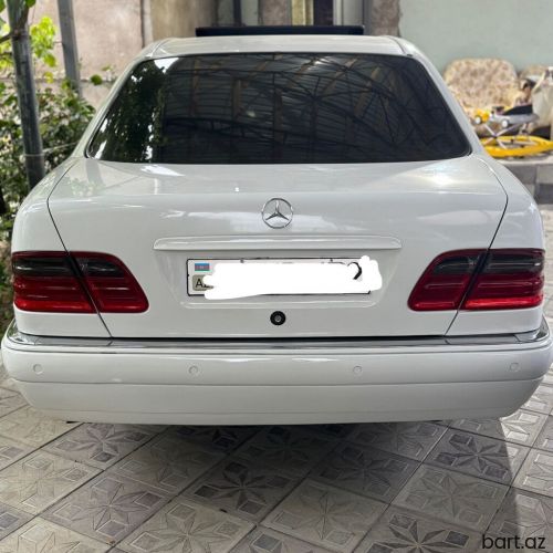 Mercedes-Benz E 240: 2.4 l | 1998 il
