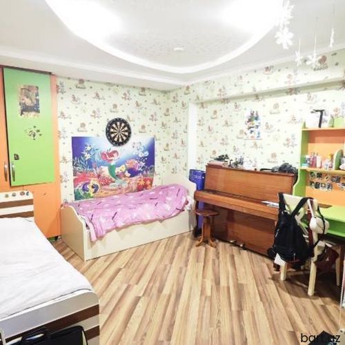 Yasamal rayonunda 3 otaqli  mənzil satilir.