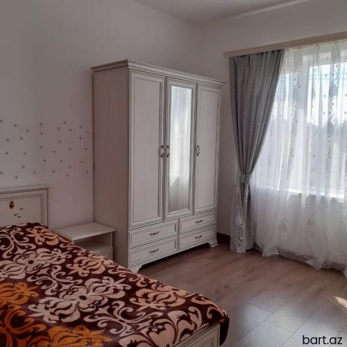 Binədə 8 otaqli həyət evi satilir.