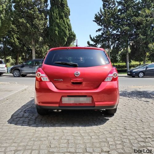 Nissan Tiida: 1.5 l | 2011 il