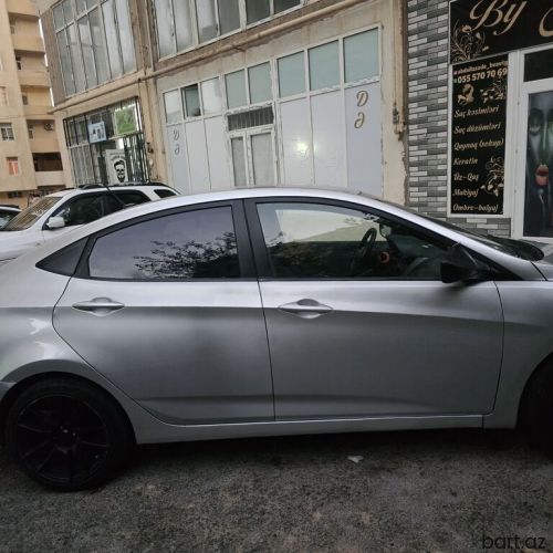 Hyundai Accent: 1.6 l | 2014 il