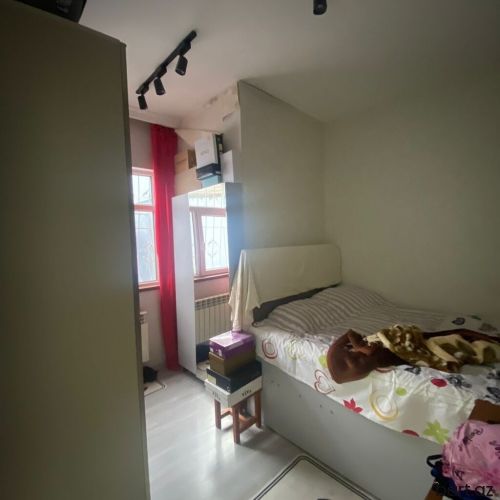 Binəqədi qəs. 2 otaqlı həyət evi satilir.