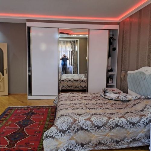 Novxanida 6 otaqli həyət evi satilir.