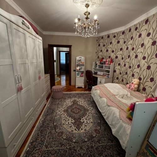 Binəqədi qəs. 3 mərtəbəli villa satilir.